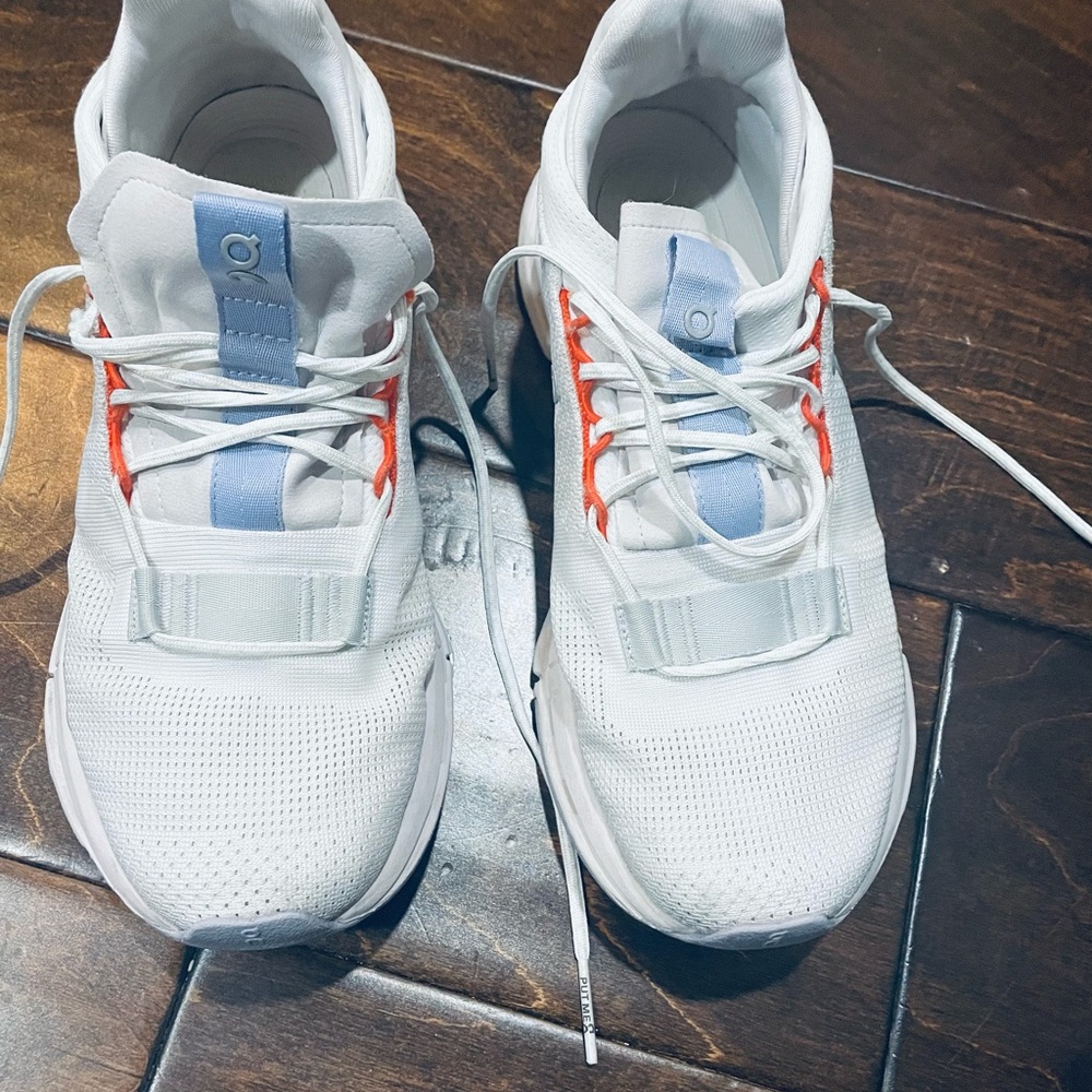 Womens On Cloud Nova sz 7.5 excellent condition